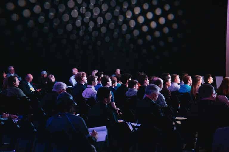 Sau ánh đèn sân khấu: Creator Marketing Summit